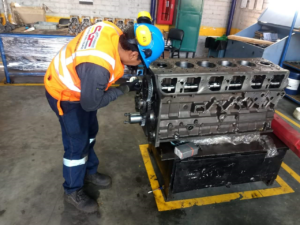 tecnico-mecanico-en-mantenimiento-y-reparacion-de-motor